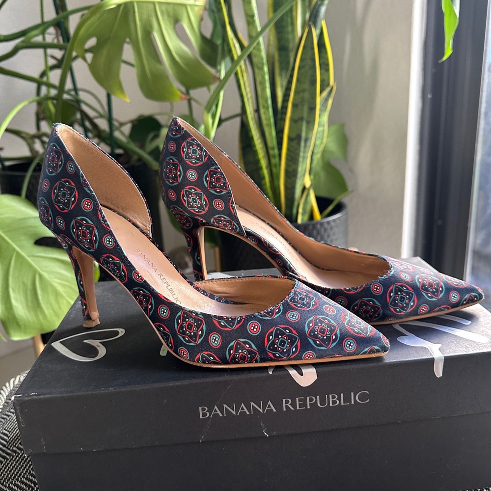 Banana Republic Women's Navy and Red Patterned Heels